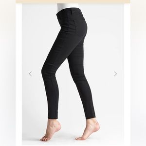 Mid rise Black Skinny Jeans by Yummie NWT!